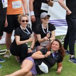 Zdjęcie kobiecej części drużyny XEMI Team na ściance Plum Ekiden po biegu na Stadionie Lekkoatletycznym w Białymstoku