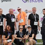 Zdjęcie drużyny XEMI Team na ściance Plum Ekiden po biegu na Stadionie Lekkoatletycznym w Białymstoku