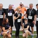 Zdjęcie drużyny XEMI Team na ściance Plum Ekiden po biegu na Stadionie Lekkoatletycznym w Białymstoku