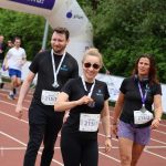 Zdjęcie drużyny XEMI Team pod koniec biegu na bieżni Stadionu Lekkoatletycznego w Białymstoku