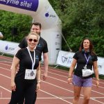 Zdjęcie drużyny XEMI Team pod koniec biegu na bieżni Stadionu Lekkoatletycznego w Białymstoku