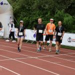 Zdjęcie drużyny XEMI Team pod koniec biegu na bieżni Stadionu Lekkoatletycznego w Białymstoku