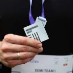 Medale Plum Ekiden i ręce uczestników biegu - drużyny XEMI Team