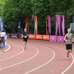 Reprezentant drużyny XEMI Team podczas biegu charytatywnego Plum Ekiden 2025