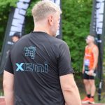 Reprezentant drużyny XEMI Team podczas biegu charytatywnego Plum Ekiden 2025