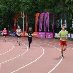 Reprezentant drużyny XEMI Team podczas biegu charytatywnego Plum Ekiden 2025