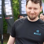 Uśmiechnięty członek drużyny XEMI Team podczas biegu charytatywnego Plum Ekiden