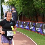 Reprezentantka drużyny XEMI Team podczas biegu charytatywnego Plum Ekiden 2025