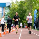Reprezentant drużyny XEMI Team podczas biegu charytatywnego Plum Ekiden 2025