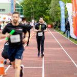 Reprezentant drużyny XEMI Team podczas biegu charytatywnego Plum Ekiden 2025