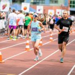 Reprezentant drużyny XEMI Team podczas biegu charytatywnego Plum Ekiden 2025