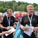 Wręczenie upominków przez Zarząd Merinosoft drużynom XEMI Team biegającym w sztafecie charytatywnej Plum Ekiden 2025