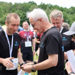 Wręczenie upominków przez Zarząd Merinosoft drużynom XEMI Team biegającym w sztafecie charytatywnej Plum Ekiden 2025