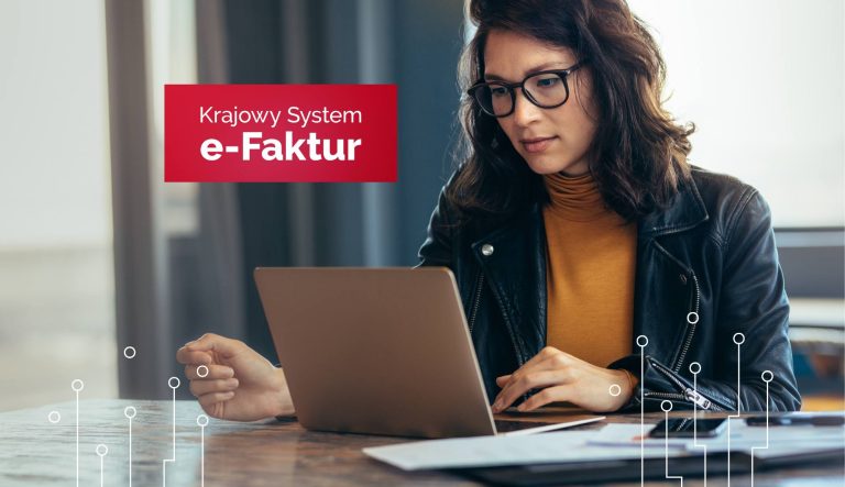 Kobieta pracująca przy laptopie, analizująca dane w kontekście wdrożenia Krajowego Systemu e-Faktur (KSeF) w firmie.