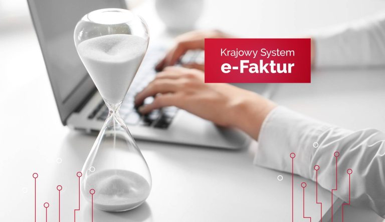 Klepsydra stojąca przed laptopem podczas wystawiania faktury w KSeF – symbol czasu i obowiązkowego e-fakturowania w Krajowym Systemie e-Faktur.