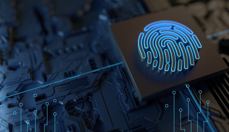 Cyfrowy odcisk palca na układzie elektronicznym symbolizujący cyberbezpieczeństwo, ochronę danych i wymagania NIS 2 oraz UKSC.