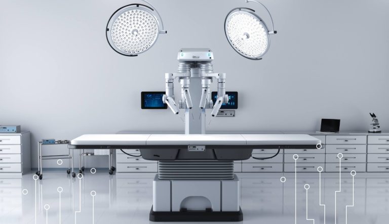 Nowoczesna sala operacyjna z urządzeniem medycznym i lampami zabiegowymi, symbolizująca serwis sprzętu medycznego, przeglądy techniczne oraz zarządzanie aparaturą medyczną.