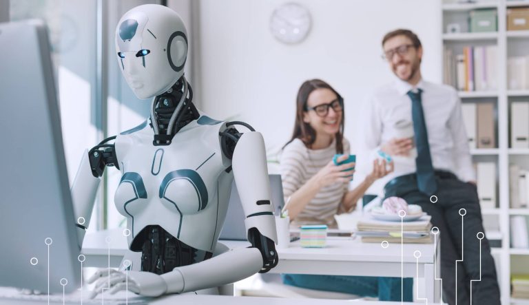 Sztuczna inteligencja pracuje przy komputerze w biurze, podczas gdy pracownicy obserwują jego działanie. Grafika symbolizuje bezpieczne wykorzystanie AI w pracy, automatyzację procesów biznesowych oraz współpracę ludzi z nowoczesnymi technologiami.